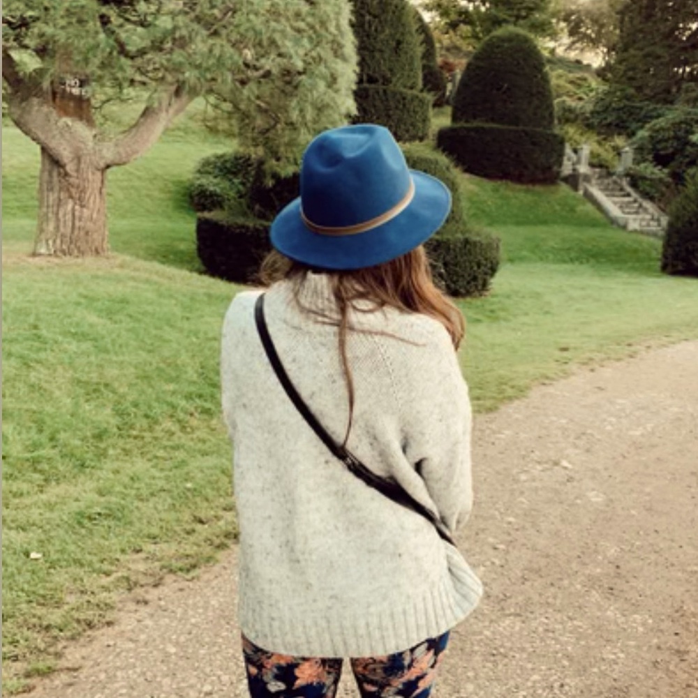 ROXY Blue fedora felt hat with a small brown belt